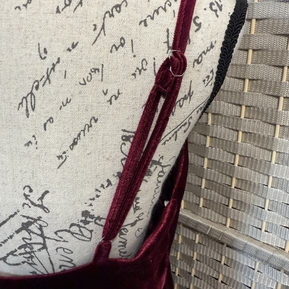 Lulus UNREAL CHARMER PLEATED DRESS Size L Burgundy Velvet Spaghetti Strap NEW - Picture 6 of 11